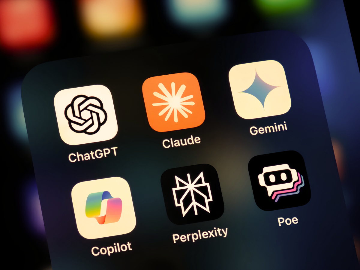 Ícones de ChatGPT, Claude, Gemini, Copilot, Perplexity e Poe na tela de um celular